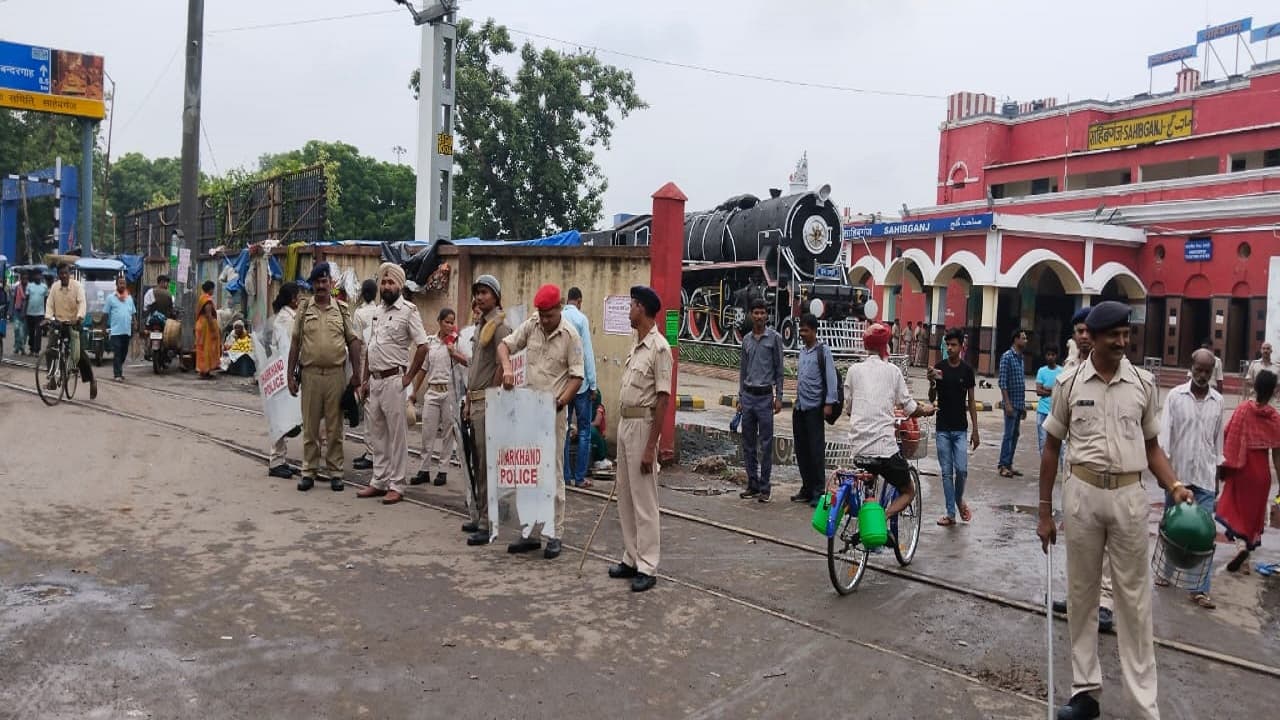 Bharat Bandh News: Bharat Bandh का झारखंड में कैसा रहा असर, सुरक्षा को लेकर कितनी अलर्ट है पुलिस Bharat Bandh News: Bharat Bandh का झारखंड में कैसा रहा असर, सुरक्षा को लेकर कितनी अलर्ट है पुलिस