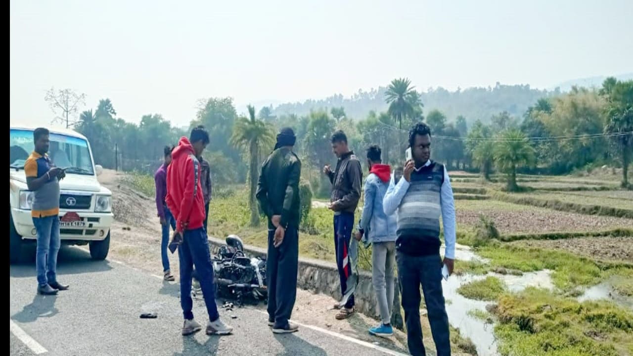 झारखंड के साहिबगंज में पिकअप वैन व बाइक की भिड़ंत, सड़क हादसे में बाइक सवार दो युवकों की मौत, एक घायल