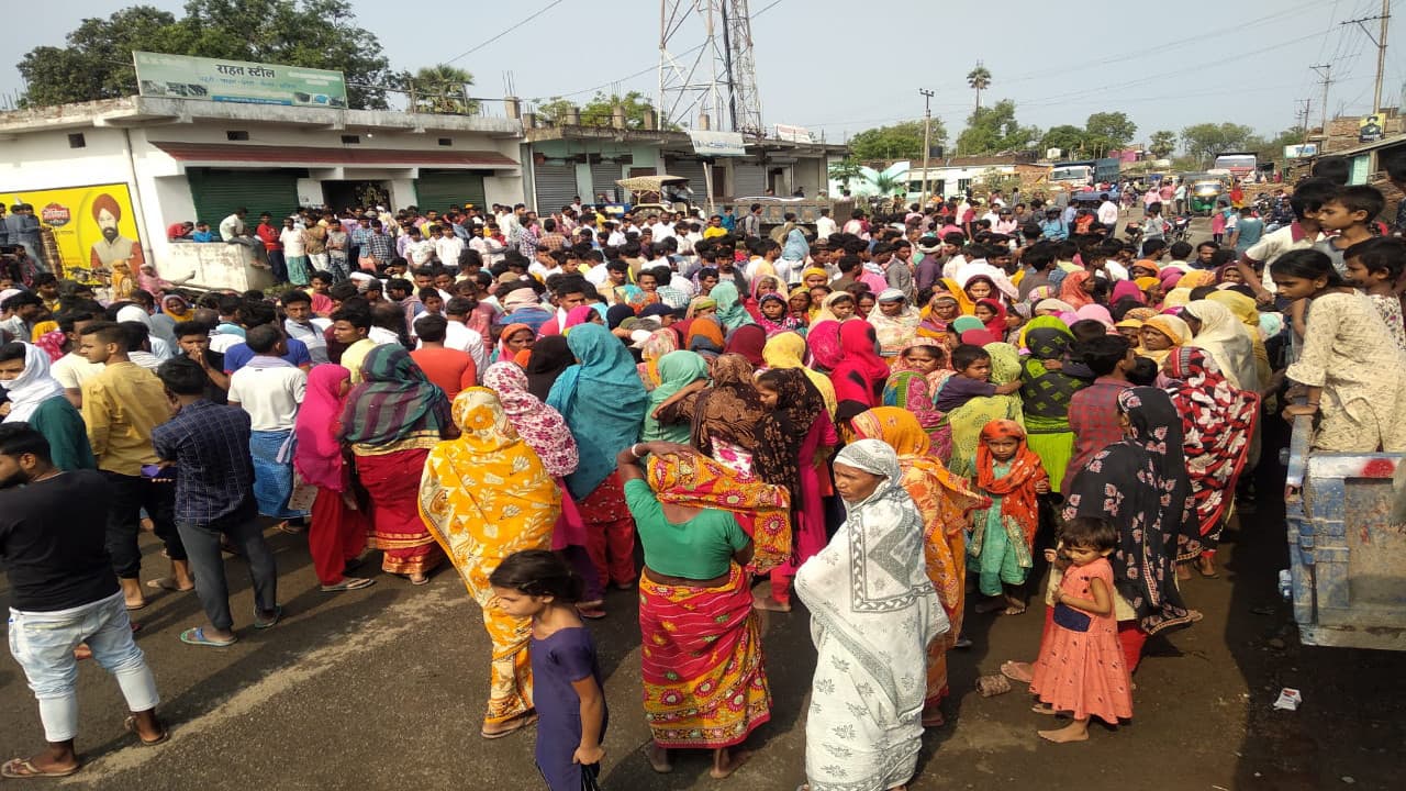 झारखंड के साहिबगंज में मां सहित दो बेटों की हत्या, आक्रोशित ग्रामीणों ने घंटों किया NH-80 जाम झारखंड के साहिबगंज में मां सहित दो बेटों की हत्या, आक्रोशित ग्रामीणों ने घंटों किया NH-80 जाम