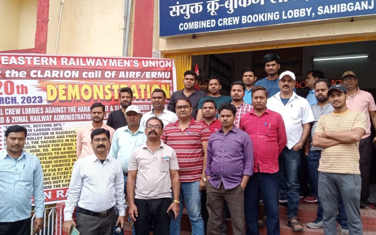 पुरानी पेंशन योजना लागू करने के लिए रेलकर्मियों ने किया आंदोलन, कहा- 8 घंटे से ज्यादा न लें काम