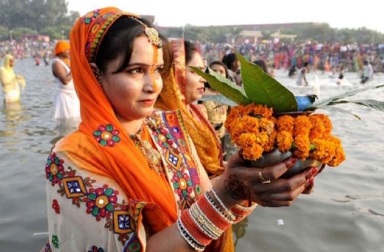 सरकारी फरमान के विरोध में उतरीं समितियां