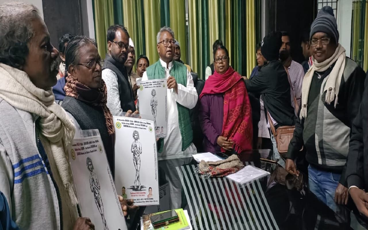 पारसनाथ बचाओ महाजुटान 10 जनवरी को, सालखन मुर्मू पहुंचे मधुबन, पुलिस ने किया प्लैग मार्च