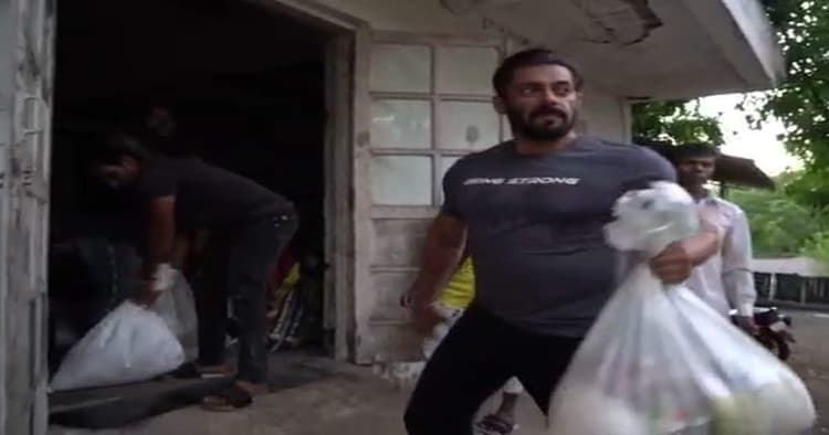 Video: सलमान खान ने बैलगाड़ी और ट्रैक्टर में भरकर भेजा राशन, जैकलिन-यूलिया ने सामान उठाने में की मदद