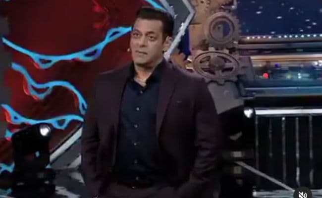 Bigg Boss 14 Weekend Ka Vaar : घर के अंदर छिपे हैं लाइव ऑडियंस? लड़कियों जुड़ा कौन सा राज छुपा रहे एजाज, VIDEO