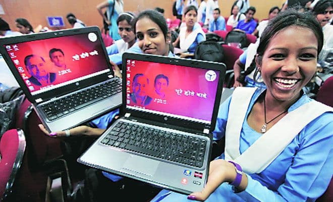 Free Smartphone and Tablet: सपा सरकार में बंटे Free Laptop पर BJP का हमला, कहा- लैपटॉप घोटाला फैला रहा 'गंध'