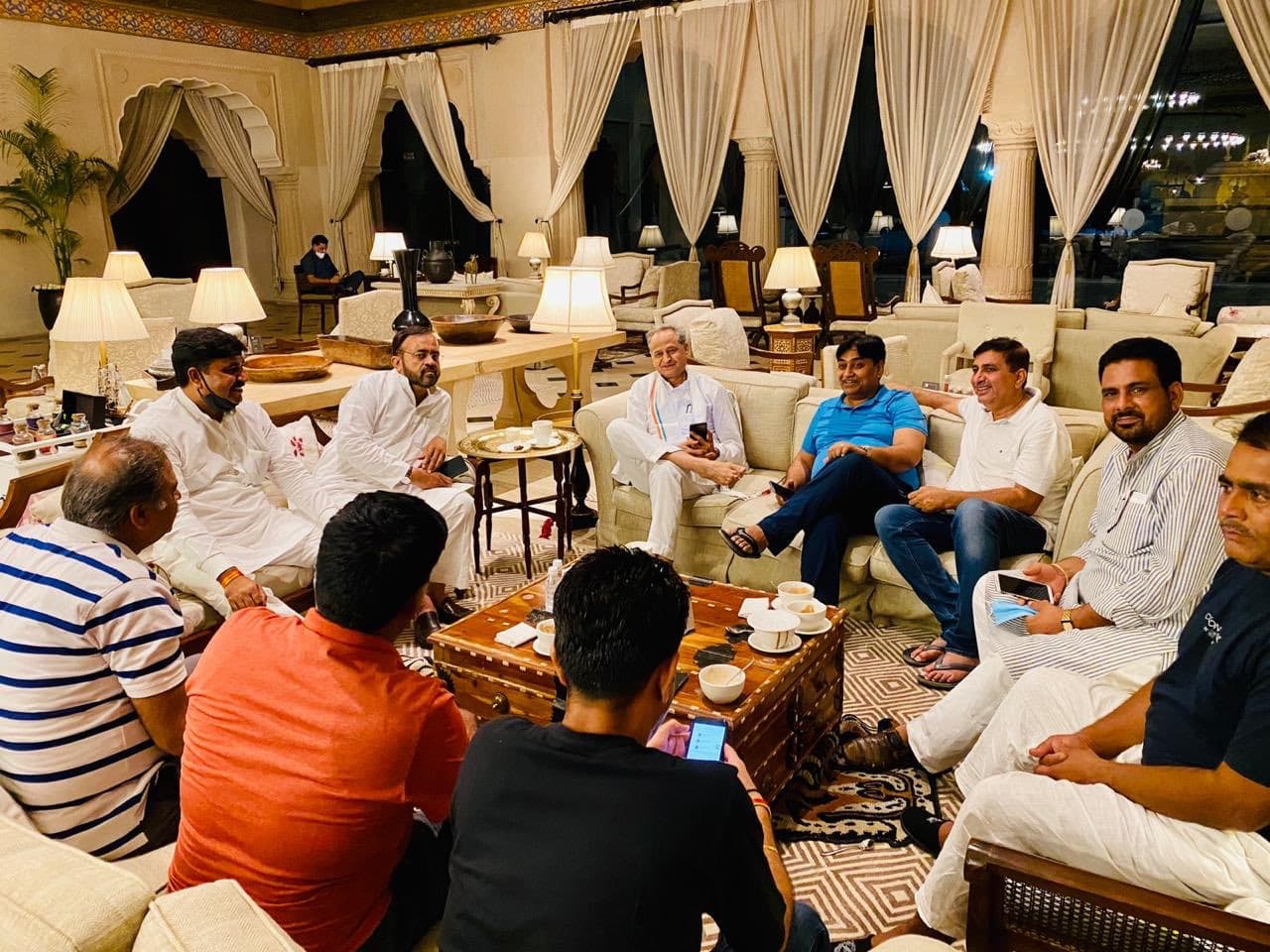 Rajasthan political crisis : गहलोत खेमा की मुश्किलें बढ़ी, 102 विधायकों को खिलाफ कोर्ट में शिकायत दर्ज, जानें Rajasthan political crisis : गहलोत खेमा की मुश्किलें बढ़ी, 102 विधायकों को खिलाफ कोर्ट में शिकायत दर्ज, जानें
