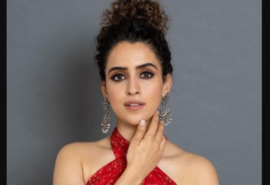Sanya Malhotra ने जुहू में खरीदा करोड़ों का घर, इस सुपरस्टार की पड़ोसन बनीं एक्ट्रेस Sanya Malhotra ने जुहू में खरीदा करोड़ों का घर, इस सुपरस्टार की पड़ोसन बनीं एक्ट्रेस