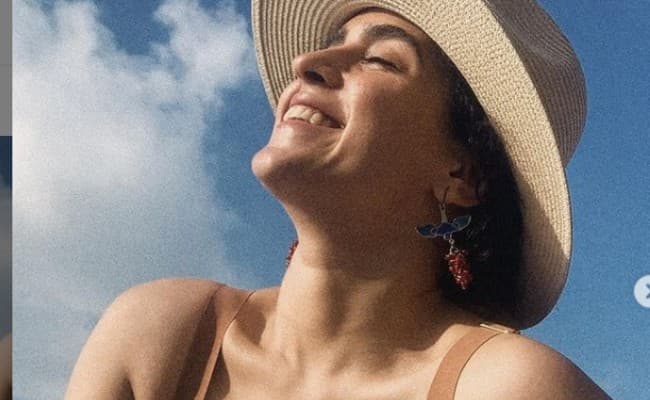 सान्या मल्होत्रा समंदर किनारे बिकिनी में दिखीं बेहद बोल्ड, 'दंगल' गर्ल की इन तसवीरों पर आया फैंस का दिल, Viral Photos