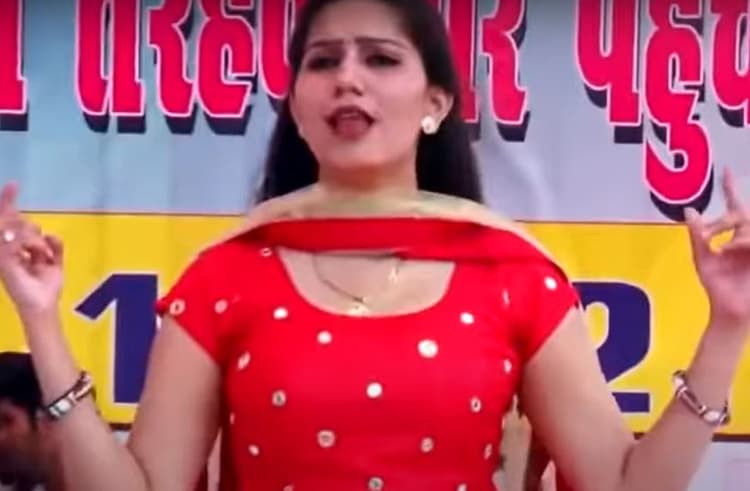 सपना चौधरी ने सलवार सूट में नहीं ब्लैक साड़ी में ढाया कहर, सोशल मीडिया पर उनके डांस वीडियो ने मचाया तहलका