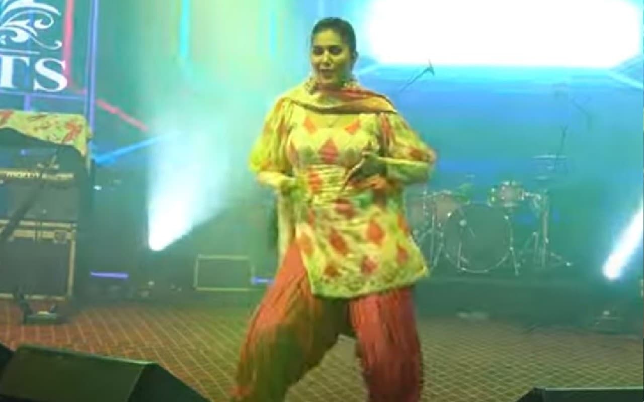 Sapna Choudhary Dance: सपना चौधरी ने स्टेज पर मचाया गदर, ठुमकों से लूटी महफिल, देखें VIDEO