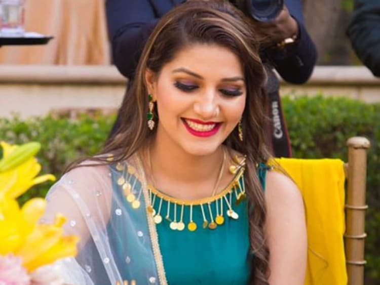 Sapna Choudhary: हरियाणवी डांसर सपना चौधरी पहुंचीं लखनऊ, अरेस्ट वारंट के बाद अब कोर्ट में करेंगी सरेंडर