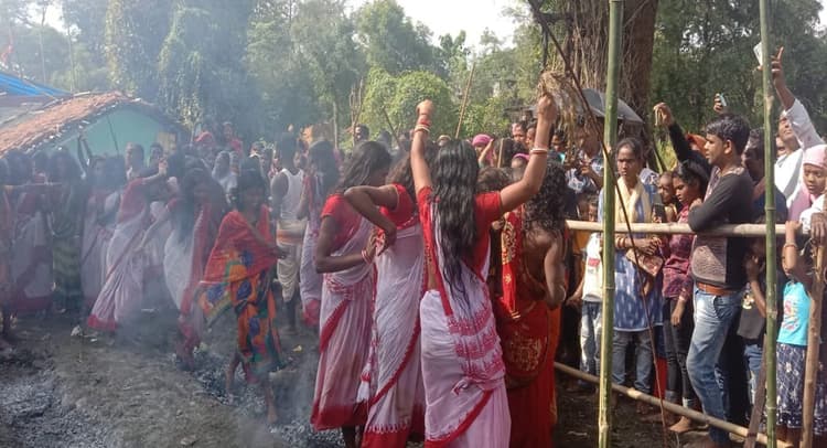 दहकते शोलों पर नंगे पांव चल कर अपने आराध्य के प्रति श्रद्धालु दिखाते हैं श्रद्धा, जानें क्या है मान्यता