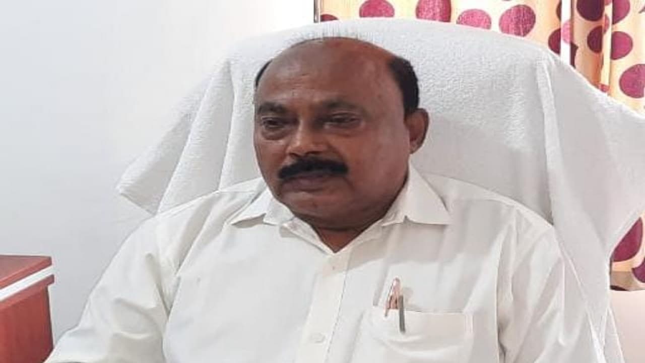 Jharkhand News: कोरोना टीकाकरण की धीमी प्रगति पर सीएचसी प्रभारी समेत अन्य को शो कॉज, दी ये चेतावनी