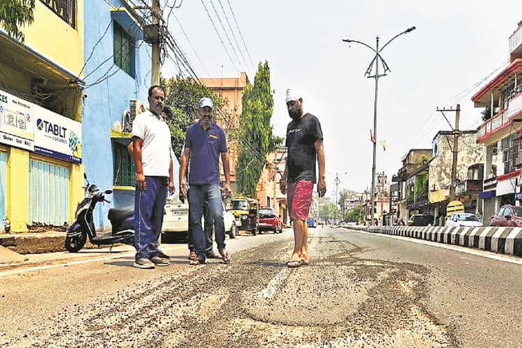 राउरकेला के वर्ल्ड क्लास सड़कों का बुरा हाल, तीन माह में ही जगह-जगह बने गड्ढे