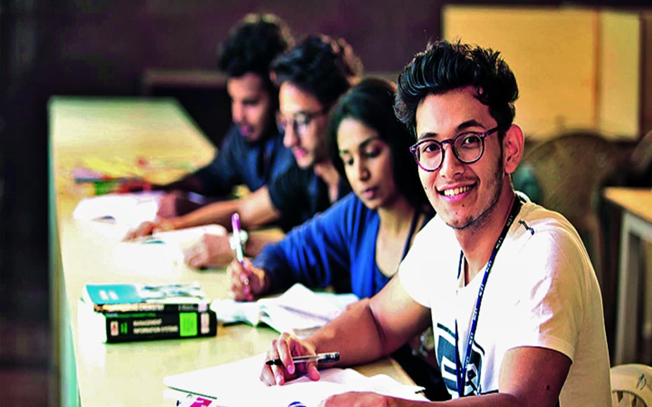 Career After 12th: आर्ट्स विषय से बारहवीं पास हैं, तो करिअर बेहतर करियर के लिए चुने ये जॉब्स