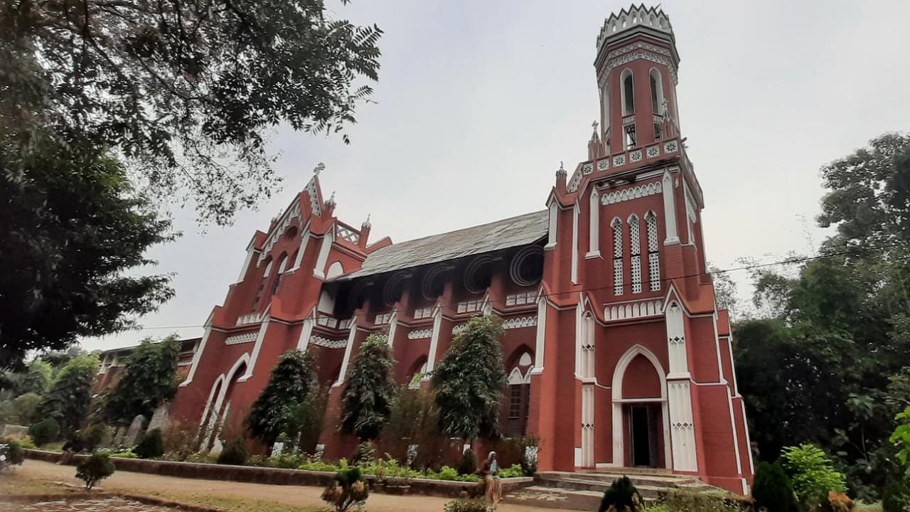 Christmas 2021: ब्रिटिश जमाने में बने खूंटी के सरवादा चर्च का झारखंड के बिरसा मुंडा से क्या है कनेक्शन Christmas 2021: ब्रिटिश जमाने में बने खूंटी के सरवादा चर्च का झारखंड के बिरसा मुंडा से क्या है कनेक्शन