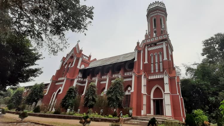 Christmas 2021: ब्रिटिश जमाने में बने खूंटी के सरवादा चर्च का झारखंड के बिरसा मुंडा से क्या है कनेक्शन