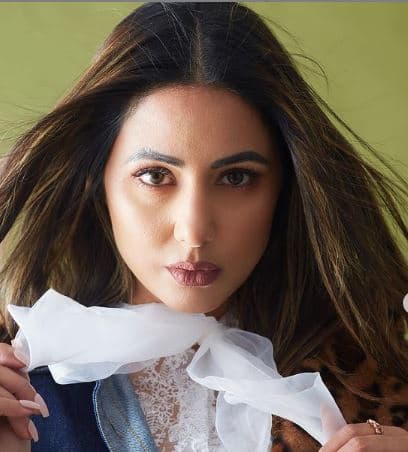 हिना खान ने स्टाइलिश अंदाज में कराया फोटोशूट, बोल्ड अदाएं देख फैंस बोले- 'जमाने की नजरों में...'