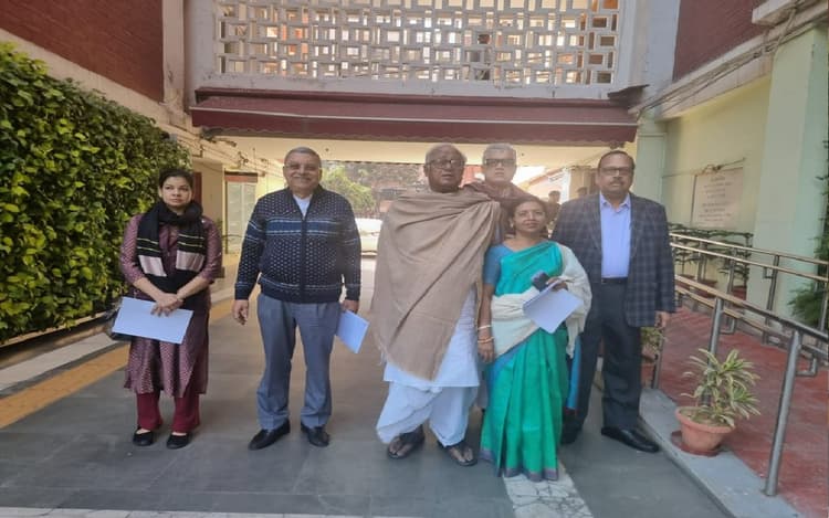 बंगाल : साकेत गोखले के मुद्दे पर तृणमूल सांसदों की टीम पहुंची चुनाव आयोग