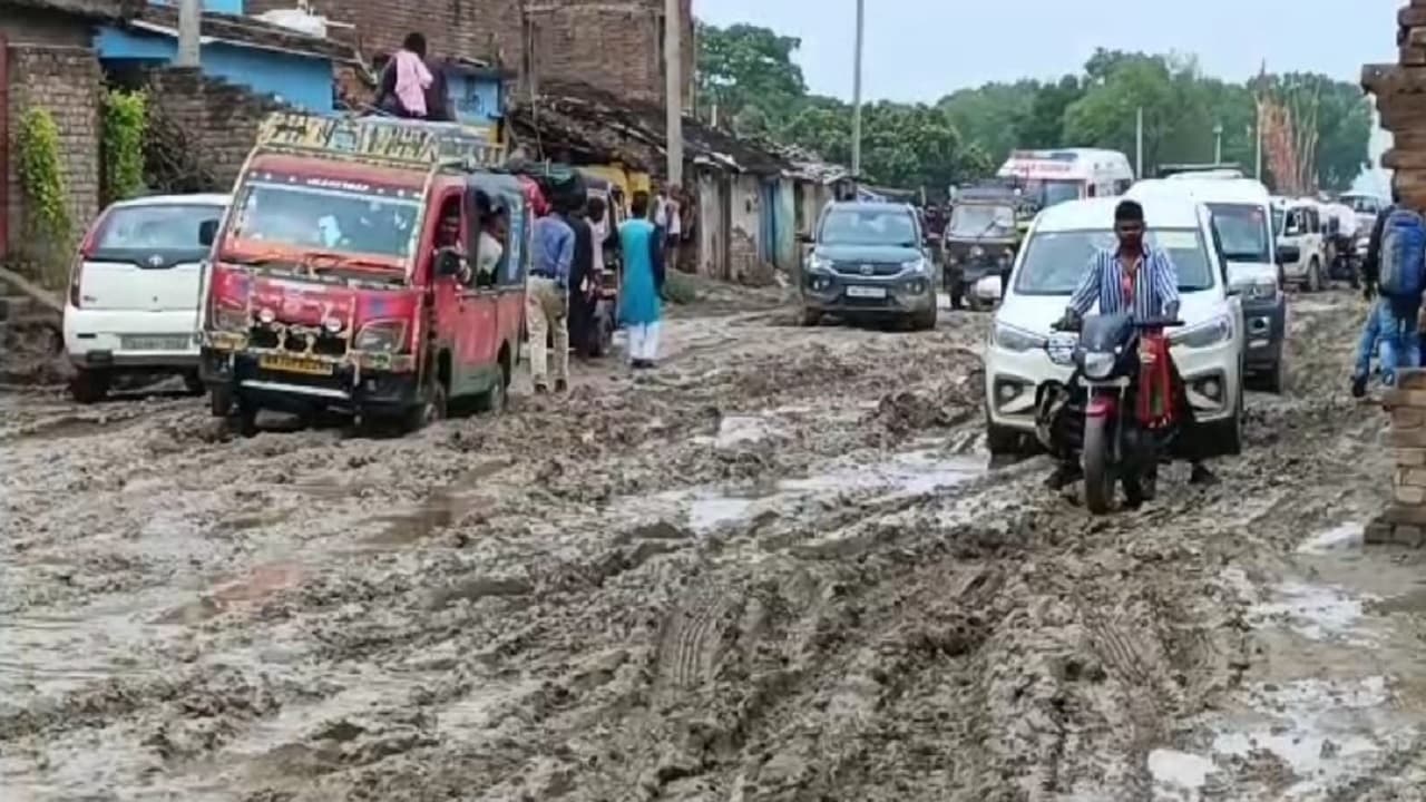 श्रावणी मेला 2023: भागलपुर-सुल्तानगंज NH-80 की दुर्दशा कांवरियों के लिए बनी मुसीबत, कीचड़ में फंस रहे वाहन