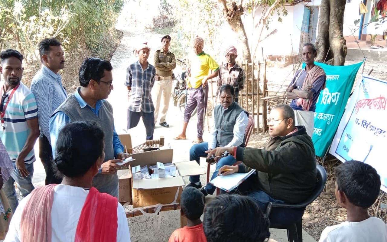 झारखंड के चक्रधरपुर के सोमरा गांव में फैली स्केबीज बीमारी, मेडिकल टीम ने की ग्रामीणों की जांच, ये है वजह