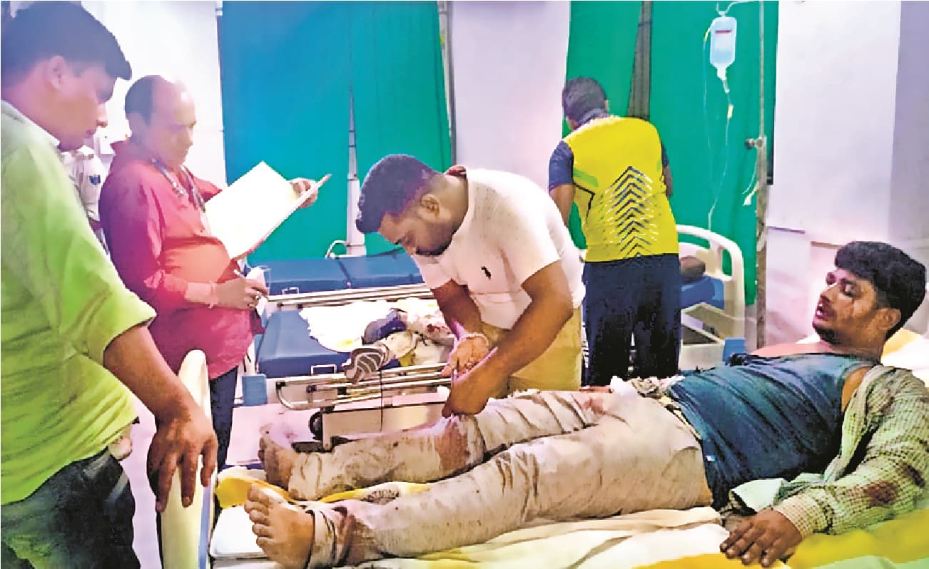 भोजपुर में हाल्ट पर फायरिंग, बदमाशों ने युवक को मारी गोली, ग्रामीणों ने पकड़कर की धुनाई