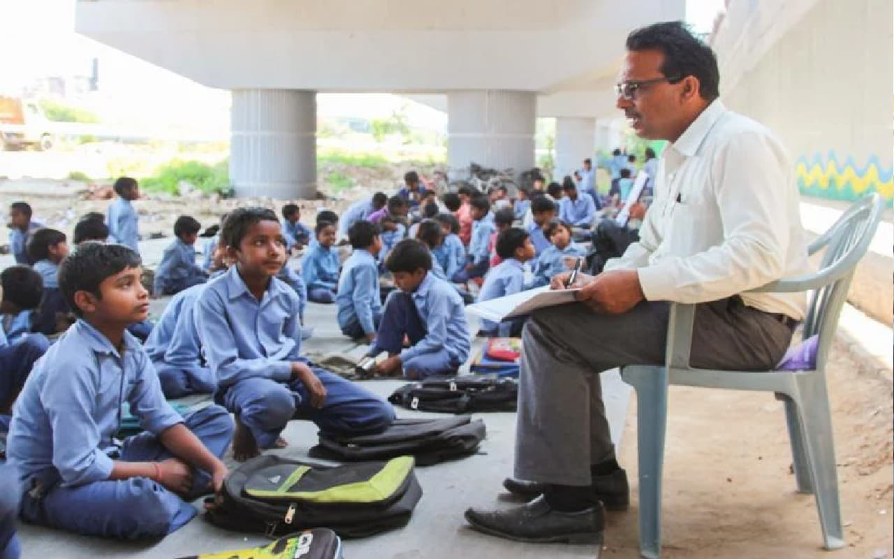 West Bengal: प्रोजेक्ट में शिक्षक ने नहीं दिया पासिंग मार्क तो छात्रों ने फूंक दी बाइक