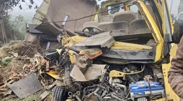 Muzaffarnagar: दो स्कूल बसों की टक्कर में सगे भाई-बहन की मौत, कई छात्र गंभीर, तीन टुकड़ों में बंटी बस