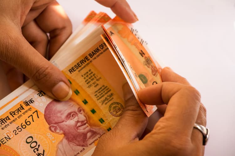 स्कूल फीस के साथ ही सैलरी में कटौती से तनाव ग्रस्त हो रहा जीवन