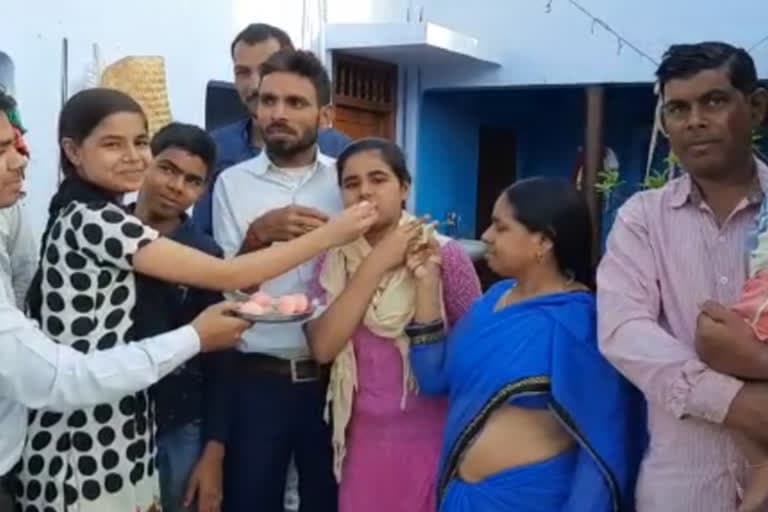 BSEB 12th Result 2021 Topper: पिता चलाते ठेला, बेटी बनी इंटर साइंस टॉपर, ये है उसकी जिंदगी का सबसे बड़ा सपना BSEB 12th Result 2021 Topper: पिता चलाते ठेला, बेटी बनी इंटर साइंस टॉपर, ये है उसकी जिंदगी का सबसे बड़ा सपना