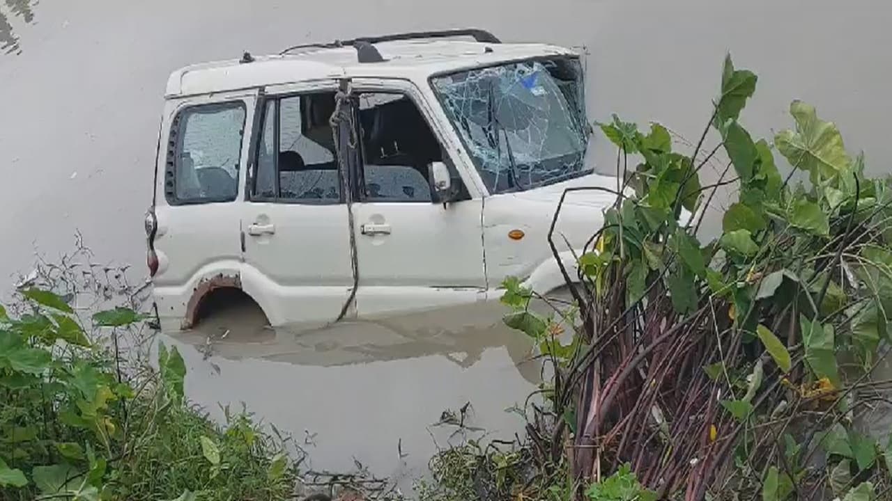 बिहार: छपरा में नहर में स्कॉर्पियो के गिरने से 5 लोगों की मौत, रोहतास में साइकिल समेत नहर में समा गयी छात्रा