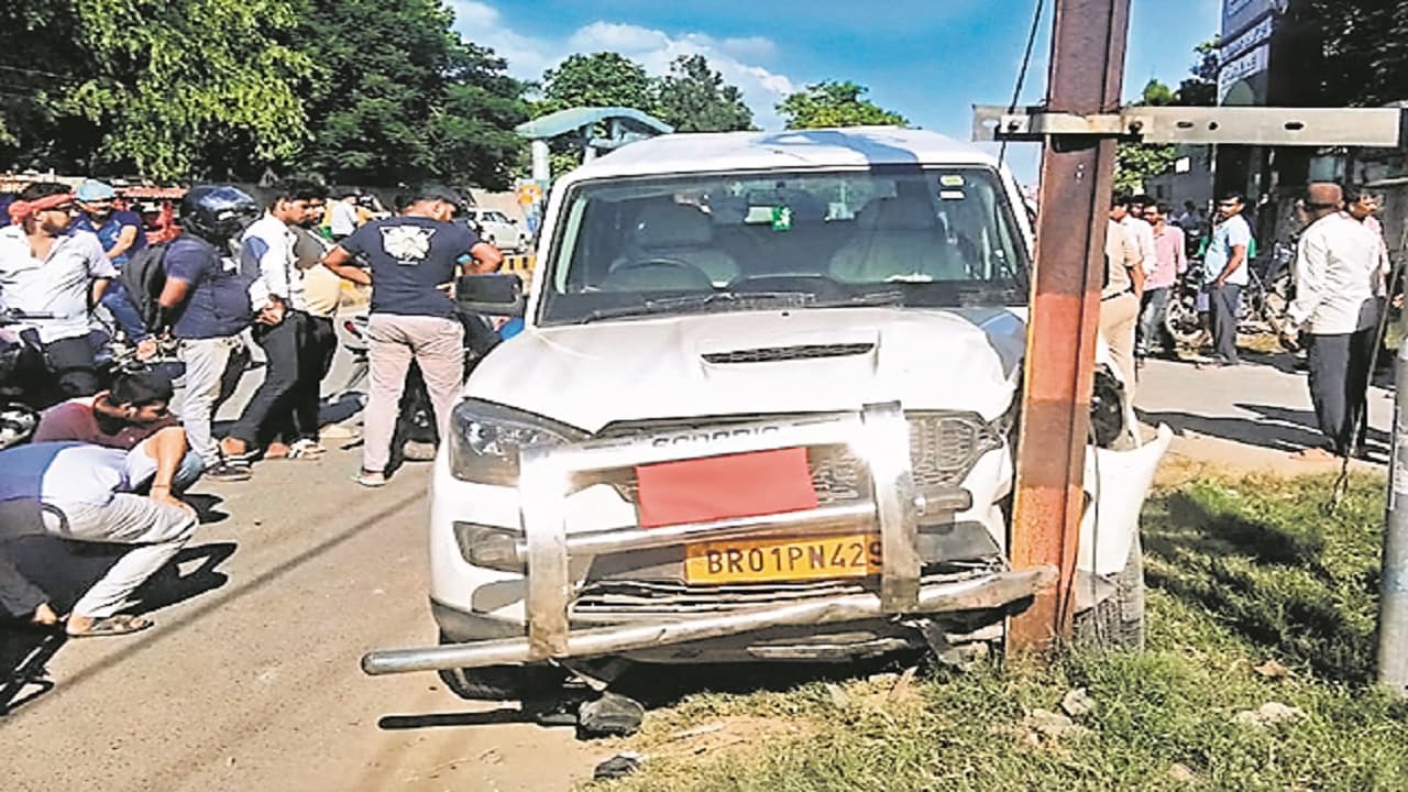 पटना: नशे में धुत चालक चला रहा था जिला प्रशासन लिखी गाड़ी, बाइक को 500 मीटर घसीटते ले गयी स्कॉर्पियो