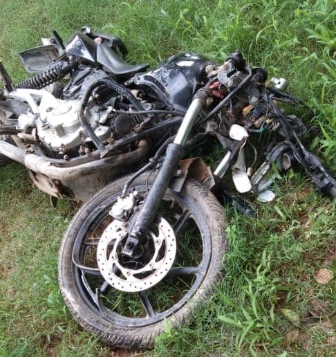 Road Accident News : ओवरटेक में सड़क पर भिड़े तीन तेज रफ्तार बाइक सवार, दो युवकों की मौत, दो युवक गंभीर रूप से घायल