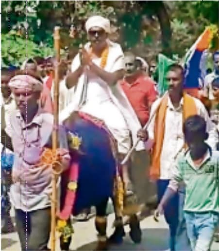 Bihar Vidhan Sabha Chunav Date 2020 : भैंसे की सवारी कर नामांकन करने पहुंचे प्रत्याशी, जानें क्या बताया कारण