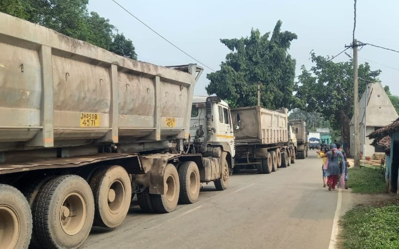 झारखंड : सड़क पर उतरीं शराबबंदी की मांग कर रही महिलाएं, सरायकेला-खरसावां मुख्य मार्ग को दो घंटे किया जाम