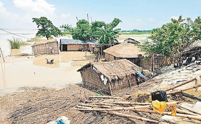 Flood in Bihar: बागमती व गंडक नदी का पानी खतरे के निशान से ऊपर, जिला मुख्यालय से 20 गांवों का संपर्क टूटा