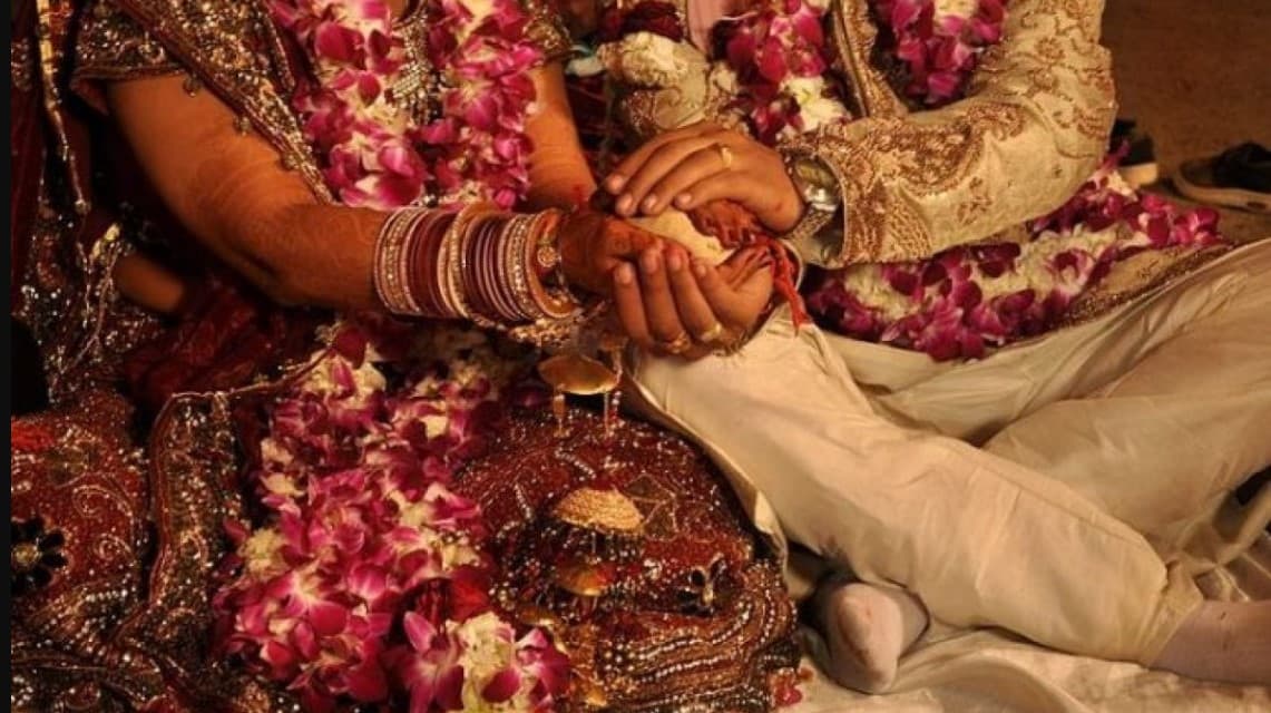 बिहार: शादी से पहले लड़की से मिलने ससुराल पहुंचा दूल्हा, लोगों ने ब्रॉयफ्रेंड समझकर कूटा और करा दी शादी