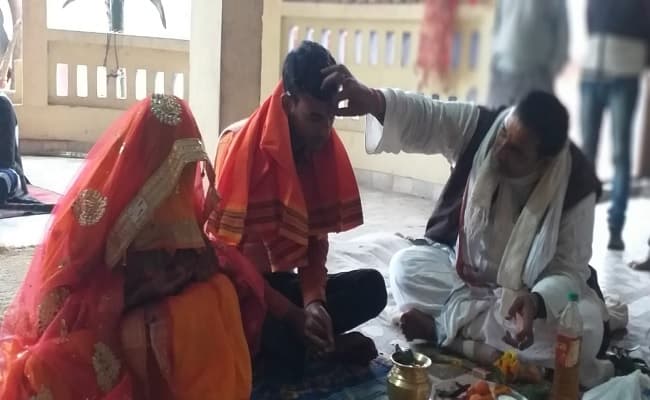 Bihar: भागलपुर में दो बच्चों की मां ने पड़ोस के युवक से रचायी शादी, घर में नहीं मिली एंट्री, धरने पर बैठे