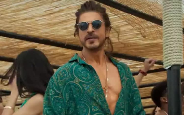 'पठान' में शाहरुख खान की इस ग्रीन शर्ट ने खींचा फैशन क्रिटिक्स का ध्यान, जानें कितनी है कीमत