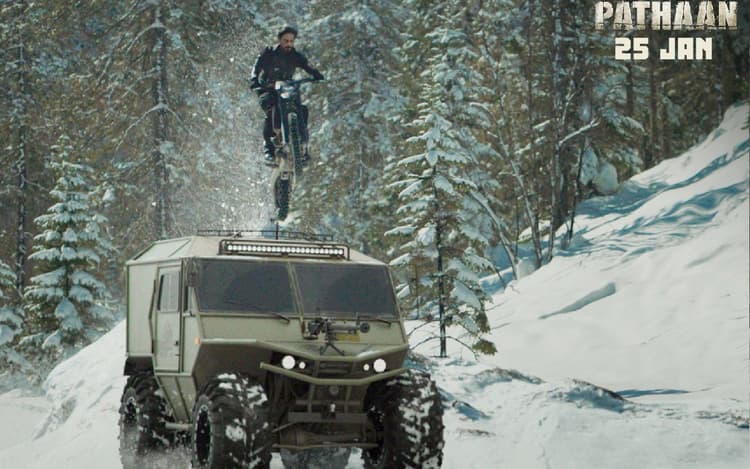 Pathaan: बर्फीले लोकेशन पर खतरनाक स्टंट करते दिखे शाहरुख खान, लेटेस्ट तस्वीरें देख हैरान हुए फैंस