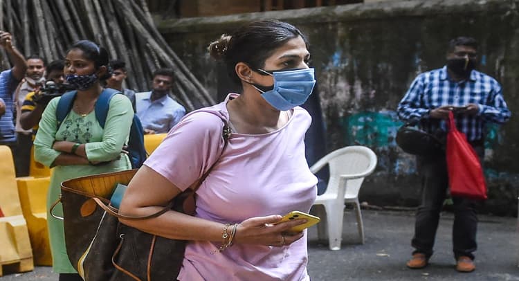 Aryan Khan Case: हाथ में लिफाफा लिए NCB दफ्तर पहुंची शाहरुख खान की मैनेजर, एक घंटे से अधिक रुकी फिर...