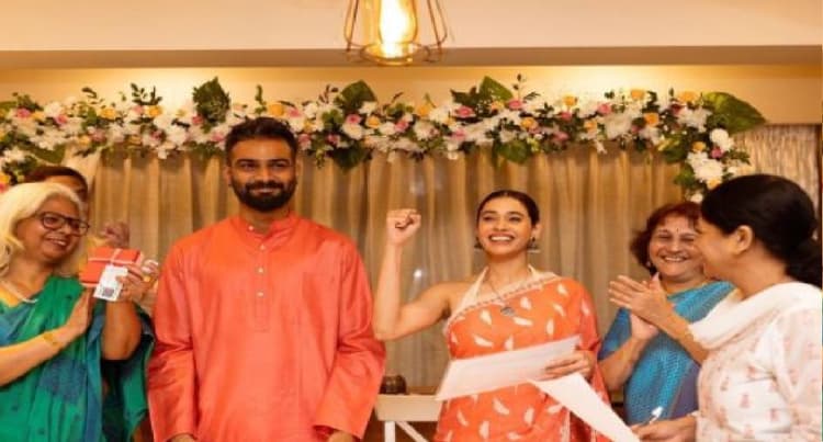 बलम पिचकारी फेम सिंगर शाल्मली खोलगडे ने फरहान शेख संग की शादी, ऑरेंज कलर की साड़ी में खूबसूरत दिखी गायिका