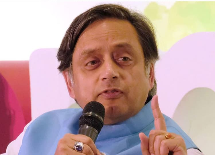 बिहार चुनाव के पहले चरण में शशि थरूर को क्यों याद आए आंखों के आंसू और पांव के छाले?