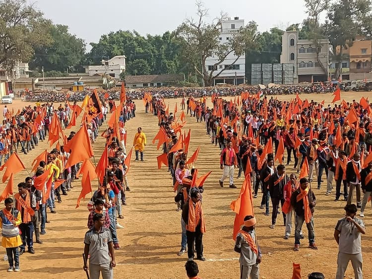 Jharkhand News: शौर्य दिवस पर विश्व हिंदू परिषद की पदयात्रा, जय श्रीराम व बजरंग बली के जयघोष से गूंजा शहर