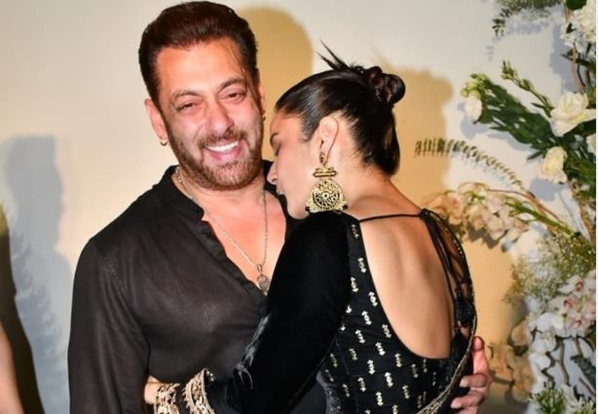 सलमान खान को किस करने पर बुरी तरह ट्रोल हुई शहनाज गिल, फैंस बोले- सिद्धार्थ शुक्ला को भूल भी...