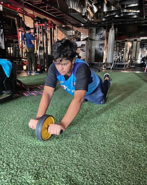 शॉर्ट बॉल का तोड़ निकालने के लिए लड़कों से लोहा ले रहीं शेफाली वर्मा, दिलेरी से कर रही प्रैक्टिस
