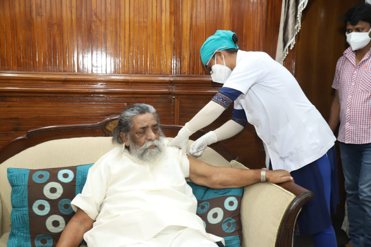Corona Vaccination In Jharkhand : झारखंड के दिशोम गुरु व राज्यसभा सांसद शिबू सोरेन ने ली कोरोना वैक्सीन की पहली डोज, सीएम हेमंत सोरेन ने आम लोगों से की ये अपील