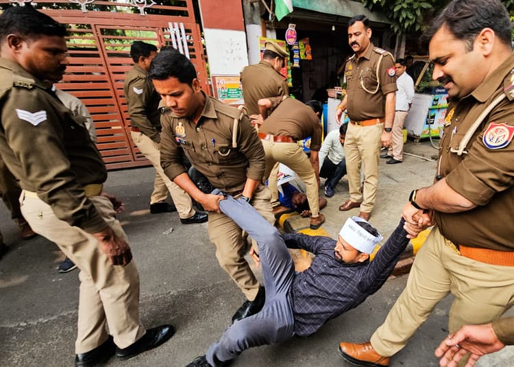 UP News: शिक्षक अभ्यर्थी बीजेपी कार्यालय में घुसे, पुलिस ने किया लाठीचार्ज