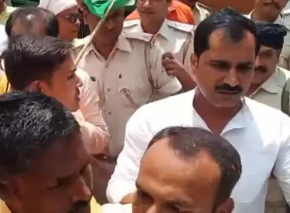 अवैध बूचड़खाने के खिलाफ समस्तीपुर में भाजपा नेताओं का उग्र प्रदर्शन, थाने में किया आत्मदाह का प्रयास