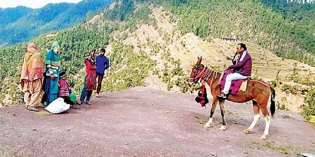 दहशत के बीच शिक्षा की अलख जगाने घोड़े की सवारी कर रहा शिक्षक, स्कूल छोड़ चुके बच्चों के लिए अनोखी पहल